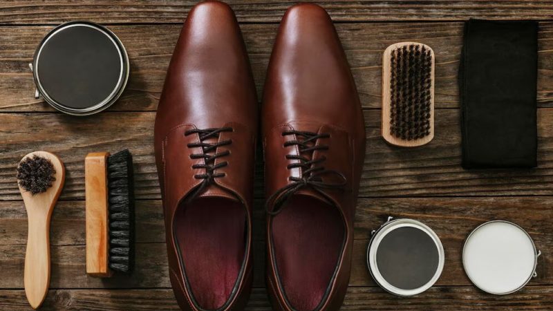 Quelles sont les étapes à suivre pour cirer correctement des chaussures en cuir ?